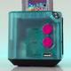 Imagen para el artículo titulado Este pequeño cubo permite jugar a juegos de Game Boy y Game Boy Advance en tu televisor
